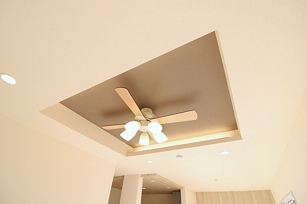 【15.0帖リビングダイニング 折上天井(2025年12月撮影】折上天井には間接照明もあり開放感だけではなくおしゃれな雰囲気を演出します。