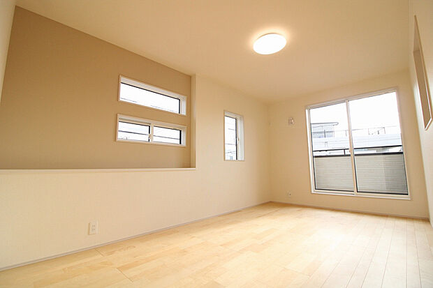 【7.92帖洋室（2025年12月撮影）】窓を多く設けた明るい空間に、便利なカウンターをプラス。お気に入りの雑貨や植物を飾って、暮らしを彩れます。