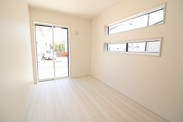 【5.0帖洋室（2026年1月撮影）】2面採光＋収納も備えた使い勝手の良い洋室です。