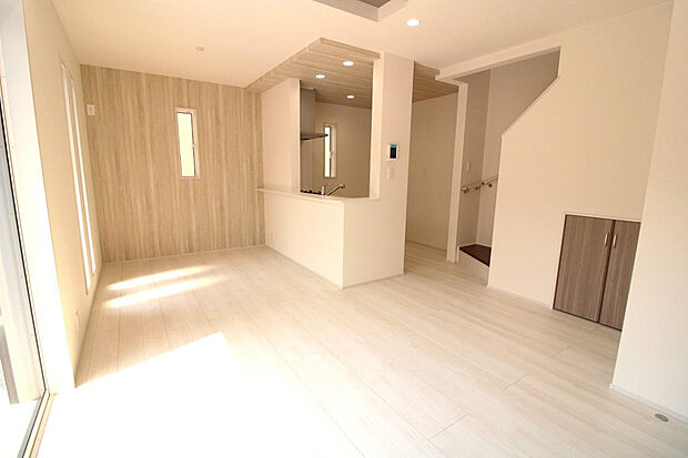 【リビングダイニング(2026年3月撮影)】リビングダイニング全体を見渡せるキッチンで、お子様の様子を見守りながら安心して家事が行えます。