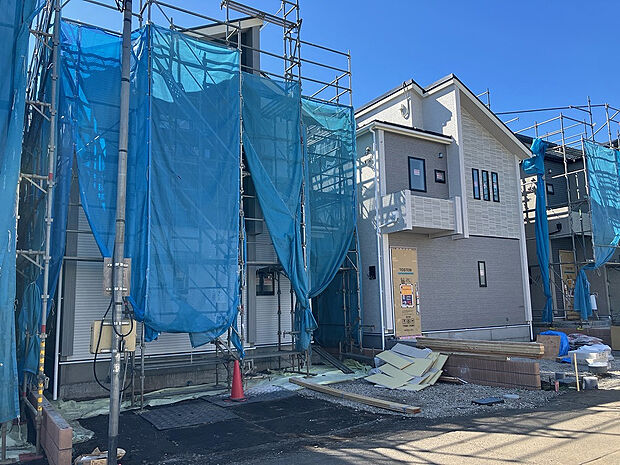 【販売現地写真（2025年12月撮影）】市道6.0mに面し、駐車もスムーズ。 ゆとりある前面道路で、車の出し入れも快適です。