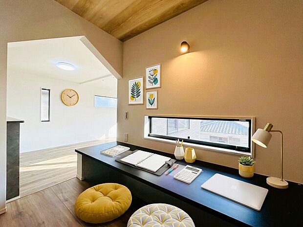 【暮らしのイメージ】※1
リビングの一角に設けた小さな居場所「ヌック」。家事の合間には、お母さんの趣味やパソコン作業のスペースとしても使える、暮らしにちょうどいい“自分時間”の居場所です。