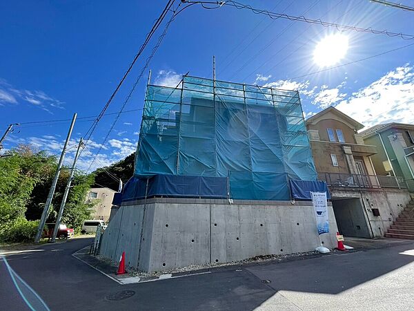 【現況／1号棟】
敷地内の高低差があるこちらの住宅は、地下車庫なので直射日光を避けられます。また、慌てて傘閉じることなく乗車できるので、雨に濡れない動線も嬉しいポイントです。