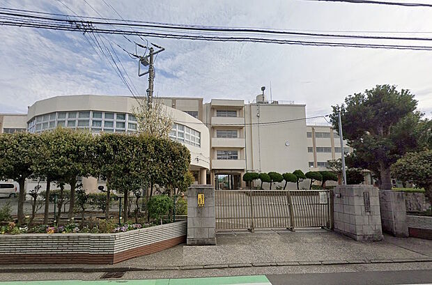 横浜市立六浦中学校(約627m)