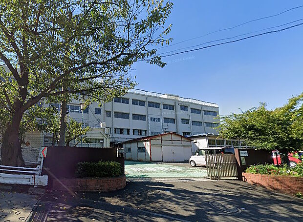 横浜市立都田中学校(約1,810m)