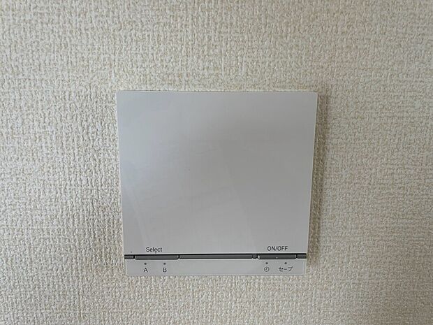 【■床暖房■】この物件のリビングは、温暖な床暖房が贅沢に広がり、まさに家庭の中心地となっています。冷たい床から解放され、心地よい温かさの中で家族や友人との時間を過ごせます。