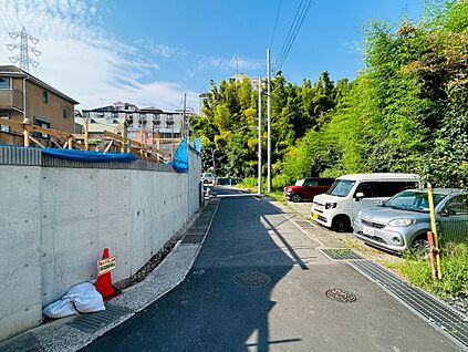 【前面道路含む現地写真】