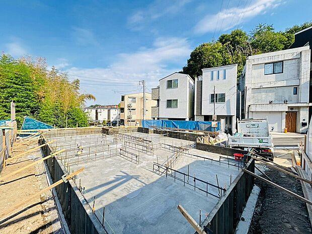 【【現地状況】】完成前の今だからこそ、周辺の住環境や前面道路の雰囲気、日当たりなどを納得いくまでじっくりご確認!条件の良い区画や間取りを優先的にご検討いただけるのは、早期のお問い合わせならでは♪