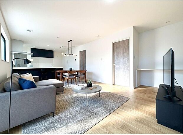 【リビング】
明るい光が降り注ぐ広々リビングは、家族団らんの中心。キッチンからリビングを見渡せるので、お子様を見守りながら家事ができる安心設計です。