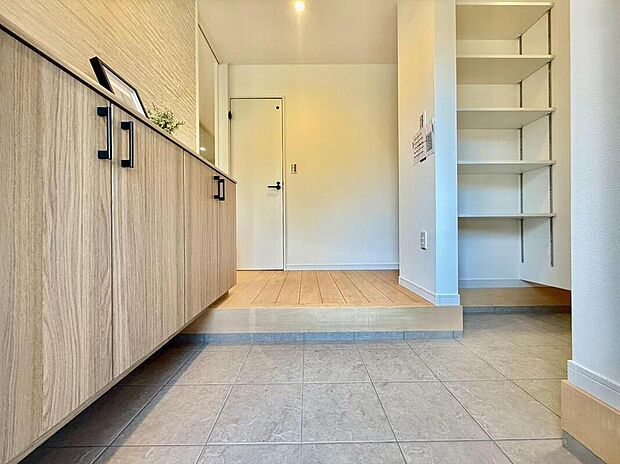 広々とした玄関は、ベビーカーや外遊び道具もゆったり置けるゆとりある空間。大容量のシューズボックスでいつもスッキリ片付きます。