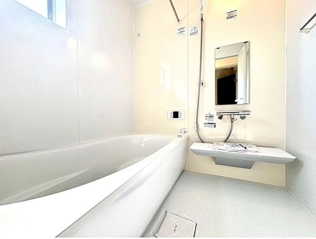 【バスルーム】
ゆったりとしたバスルームはご家族の一日の疲れを癒してくれる空間。白を基調とした清潔感に気持ちもリフレッシュしますね♪