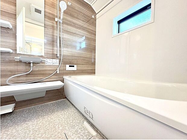 【バスルーム】
広々とした浴室で日々の疲れをリフレッシュ!窓が付いていて換気も良好です!