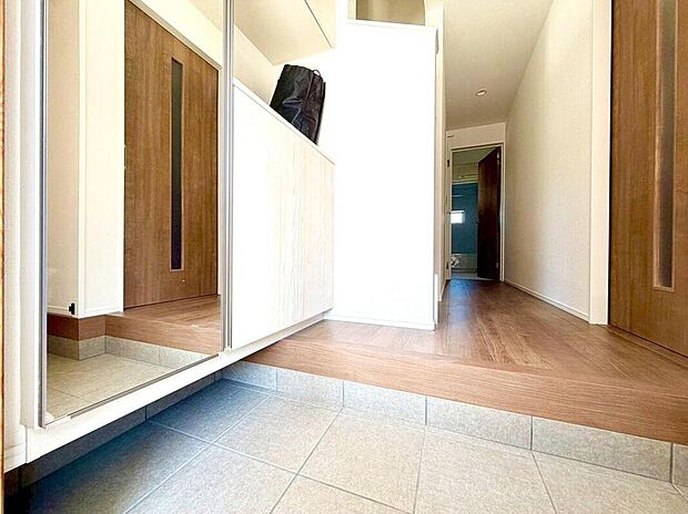 家族の毎日にゆとりをもたらす、明るく開放的な玄関。大容量のシューズボックスで、いつでもすっきり片付いた空間を保てます。お子様との外出もスムーズに。