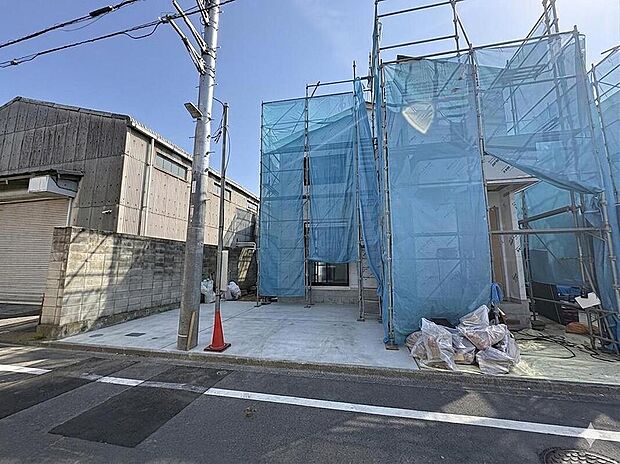 青い養生シートに包まれ、新築物件が着々と形作られています。この場所で、家族の温かい思い出が育まれる未来を想像してください。
