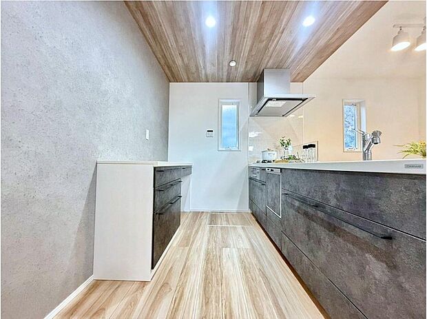 洗練されたデザインのキッチンは、シンク・コンロ・調理台が使いやすく配置され、家事効率も抜群。家族との会話も弾む、明るく開放的な空間で、毎日のお料理が楽しみになります。