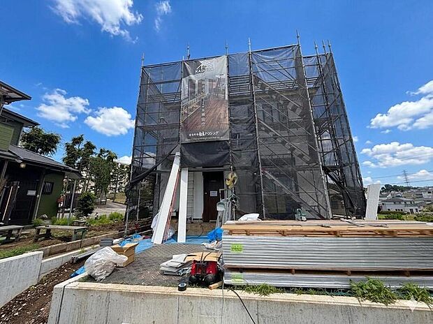 工事中の外観からも、新しい暮らしへの期待が高まります。この場所で、お子様の成長を見守り、家族の思い出を紡いでいく未来が待っています。