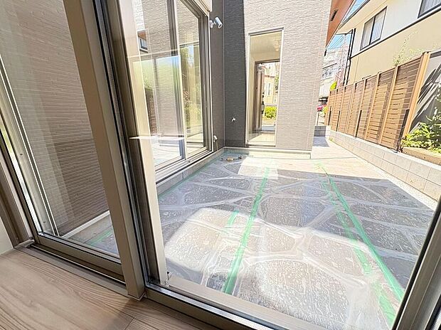 大きな窓から繋がる広々とした屋外スペース。石畳のテラスは、お子様の遊び場や家族でのバーベキューに最適。豊かな時間を過ごせます。