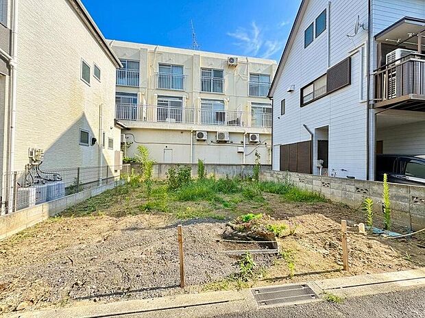 家族の夢を育む広々とした敷地。お子様がのびのび遊べる庭や、趣味の家庭菜園など、理想の暮らしを自由にデザインできます。