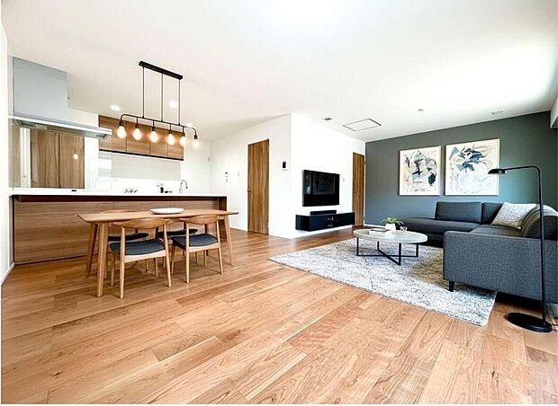 【リビング】洗練されたデザインと木の温もりが調和するLDK。家族の会話が弾む対面キッチンと、ゆったり寛げるリビングで、かけがえのない時間を。