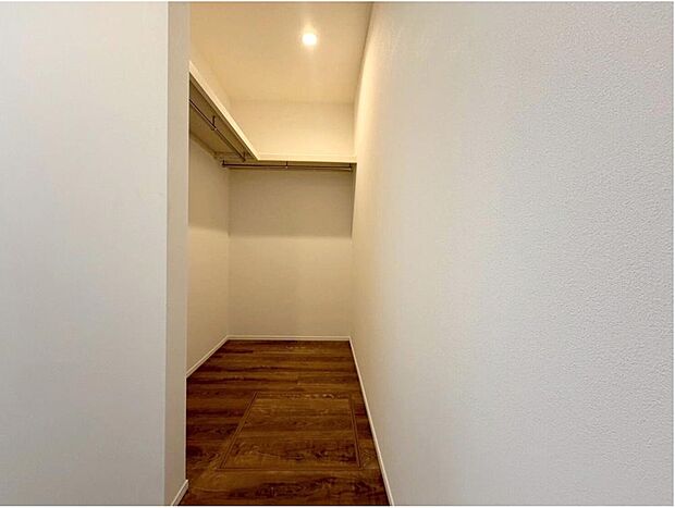 【収納】収納豊富なウォークインクローゼットは衣替えも楽々、季節物の片付けにも◎