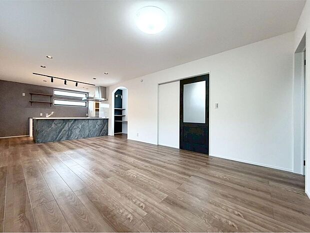 【リビング】開放的なリビングは、ご家族の会話が自然と盛り上がり笑顔が溢れる暮らしが育まれます。キッチンからもリビングが見えるので小さなお子さまを見守りながらお料理も楽しめて安心ですね。