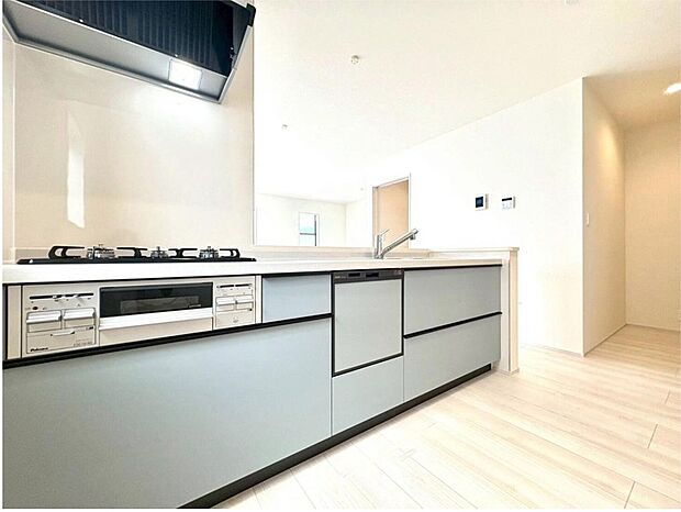 【キッチン】お料理をしながらリビングが見渡せるので小さなお子さまを見守れて安心です。