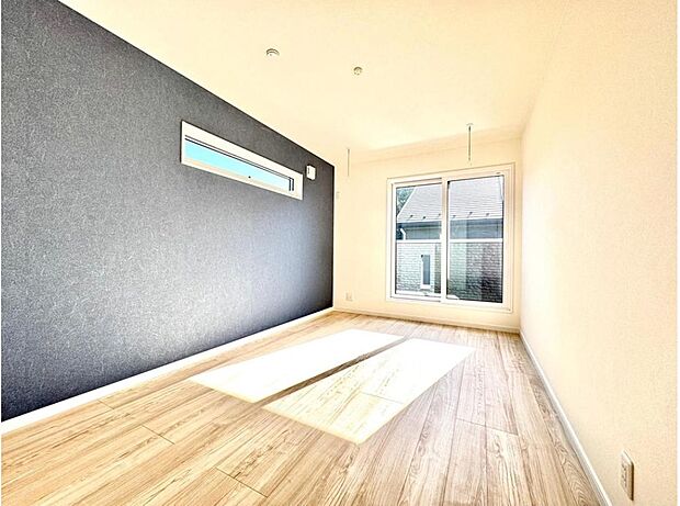 【同形状・同仕様写真(その他内観)】明るい陽射しが心地よいリビングは、お子様がのびのびと遊べる広さ。家族の会話が弾む、素敵な毎日が始まります。※【類似内観同仕様】施工例のため分譲中の内観とは形状・仕様が異なります。