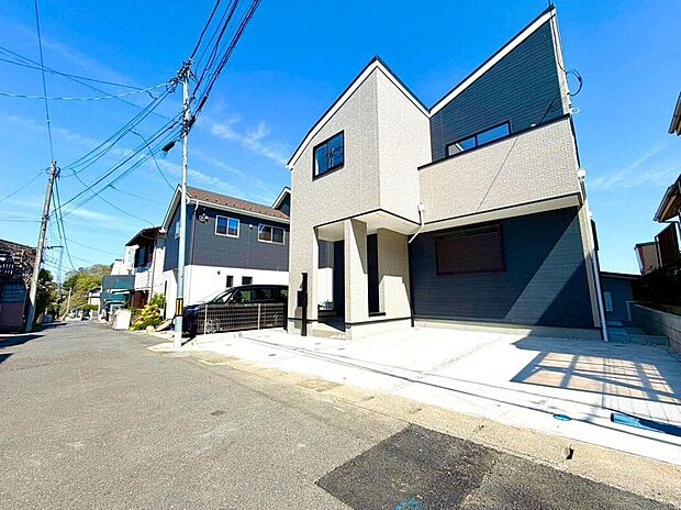 【現地外観写真】洗練されたデザインが街並みに映える、明るい陽光が降り注ぐ住まいです。家族の笑顔が溢れる、新しい暮らしがここから始まります。