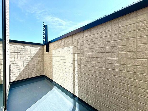 【バルコニー】陽光が降り注ぐ開放的なバルコニーは、家族の洗濯物もカラッと乾かせます。物干し金物も完備で、家事の時短を叶える実用的な空間です。