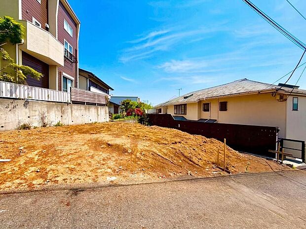 【現地外観写真】青空の下、新しい暮らしが始まる造成済みの広々とした土地です。日当たり良好で、お子様がのびのびと育つ住まいを叶えませんか。家族の夢を育むマイホームの舞台がここにあります。