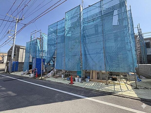 【前面道路含む現地写真】青空の下、新築工事が進む現地外観です。足場が外れた後には、ご家族の笑顔が溢れる住まいが誕生します。