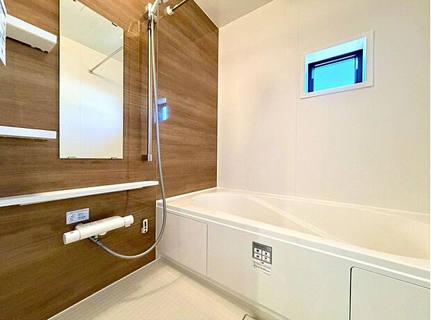 【同形状・同仕様写真(浴室)】※【類似内観同仕様】施工例 のため分譲中の内観とは形状・仕様が異なります。浴室乾燥機付きで日々の入浴を快適にしてくれるだけでなく、雨の日や花粉の時期などの外干しできない時もお洗濯が乾き便利です♪