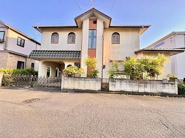 【前面道路含む現地写真】閑静な住宅地で落ち着いた暮らしを叶えます。