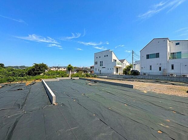 【現地外観写真】青い空の下、広々とした建築予定地。新しい街並みが広がるこの場所で、家族の理想を詰め込んだマイホームをデザインしませんか。