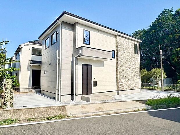 【前面道路含む現地写真】モダンなデザインと落ち着いた色合いが魅力の戸建て。陽光が降り注ぐこの家で、家族の笑顔が輝く新生活をスタートしませんか。