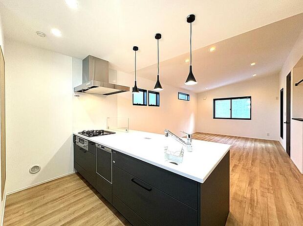 美しさと機能性に定評のあるシステムキッチンを採用しました。ご家族を近くに感じられる人気の対面キッチンです