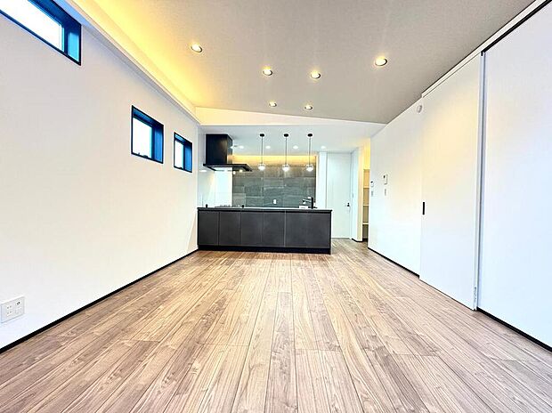 広々としたリビングは、落ち着きあるカラーでトータルコーディネートされています。