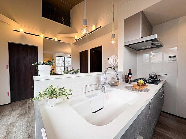 最大の魅力は、常識にとらわれない独創的で美しいデザインです。計算され尽くした光と影のコントラスト、印象的な外観(ファサード)、厳選された素材感など、細部に至るまで建築家の美学が貫かれています。