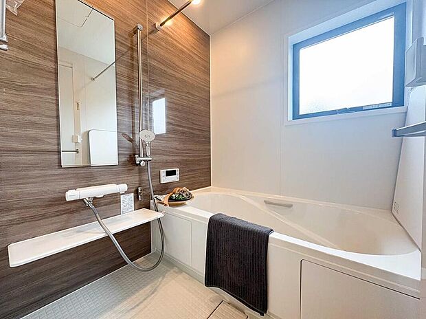 一坪ほどのプライベートな空間は、誰にも邪魔されず心身を解放できる場所。柔らかな照明、ゆったりと足を伸ばせる浴槽、心地よい水圧のシャワーが、一日の緊張と疲れを洗い流してくれます。