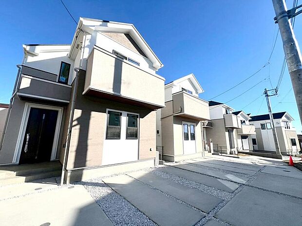 青空と緑に美しく映える、洗練されたシンプルモダンな外観。都市の利便性と豊かな自然が調和するこの地で、光と風を感じる開放的な暮らしを。見るたびに心満たされる住まいです。