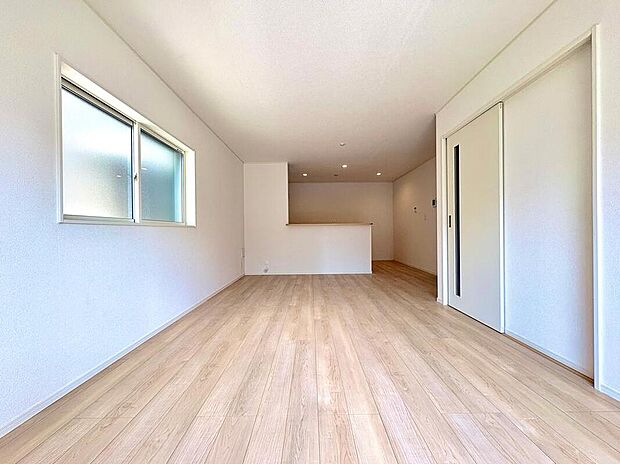 ゆとりある18帖超のLDKは、みんなが集まる特別な場所。白い壁紙に陽光が美しく映え、家族の心を穏やかに包み込む落ち着きの空間です。