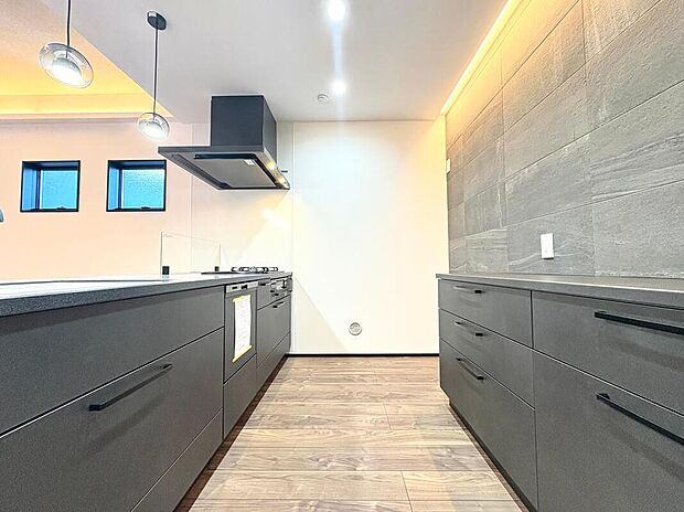 【キッチン】洗練された暮らしをもたらす機能美と先進性を備えた設備仕様。リビングの様子を確認できるカウンターキッチン