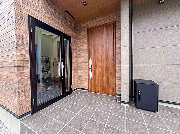 【玄関】玄関前のスペースも広く、雨の日の傘や荷物の出し入れが快適です。