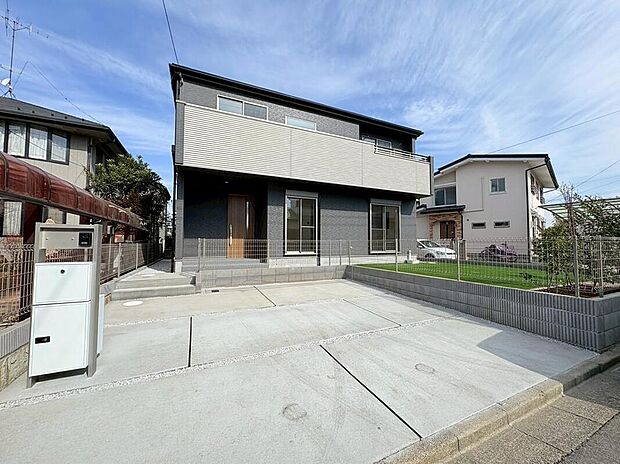 【駐車場】【駐車並列2台可能】
「行ってきます!」がスムーズに。車の入れ替え不要で、朝の忙しい時間もストレスフリー。隣を気にせず乗り降りでき、来客時も安心。毎日の小さなゆとりが、家族の笑顔を増やします。