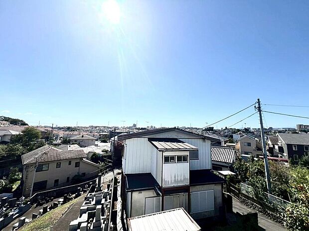 【住戸からの眺望写真】高い建物がなく、青空がどこまでも広がる美しい街並み。一邸一邸がゆとりを持ち、陽光と爽やかな風が満ちる。子どもたちの笑い声が響くこの穏やかな環境で、家族の未来を紡ぐ。