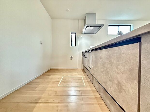 【キッチン】洗練されたカラーで統一されたキッチンは、ご家族を見守る事の出来る生活導線上に配置。皆が集まるＬＤＫを見ながら振るう料理は、愛情と温もりが詰まった素敵なモノになりそうですね。