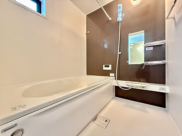 【浴室】機能的で清潔感溢れる浴室。快適・清潔な空間で心も体もオフになる時間を楽しむことが可能です。