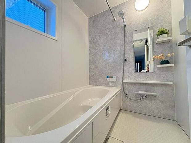 【浴室】一日の疲れをリセットする、1坪以上の広々とした浴室。浴室乾燥機付きで、雨の日でも家事のリズムを崩しません。