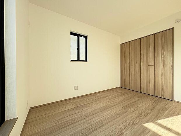 【リビング以外の居室】窓からの光が柔らかく、日中も電気をつけずに過ごしやすい明るさがあります。