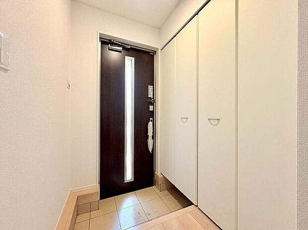 【玄関】落ち着いた雰囲気の玄関、家族の帰りを暖かく迎えてくれます